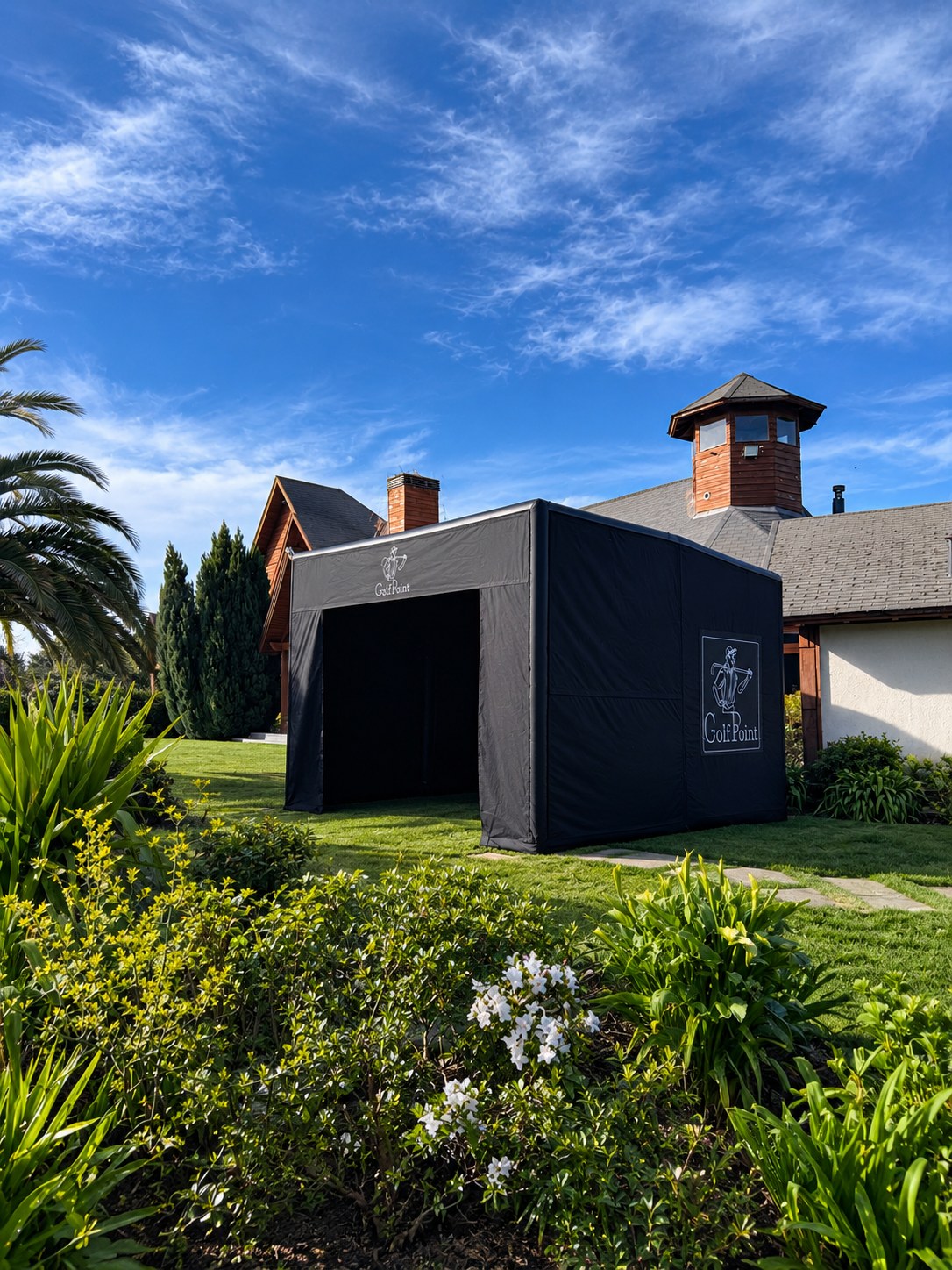 Carpa Golf Point montada en un jardín